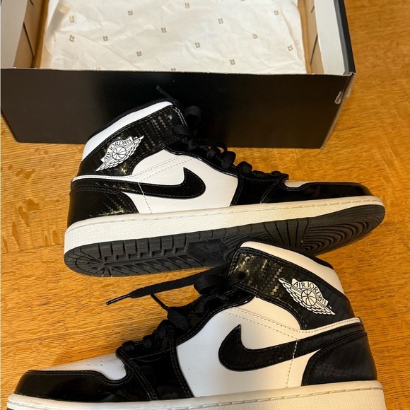 NIKE AIR JORDAN 1 RETRO MID BLACK & WHITE MEN’S SZ 7.5 ECU main image 8
